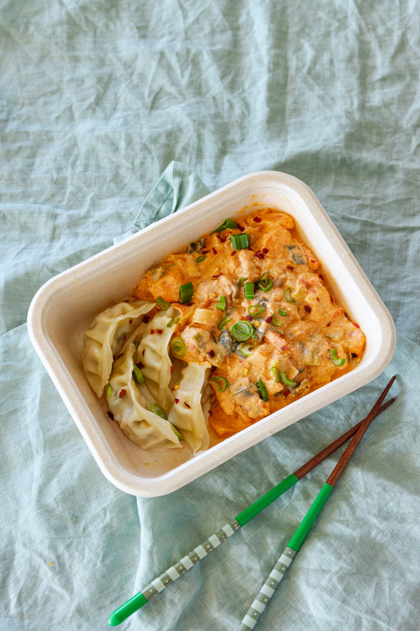 Rode dumpling curry kip