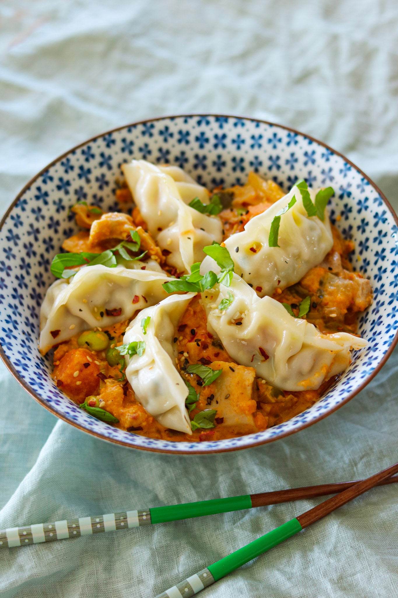 Rode dumpling curry kip