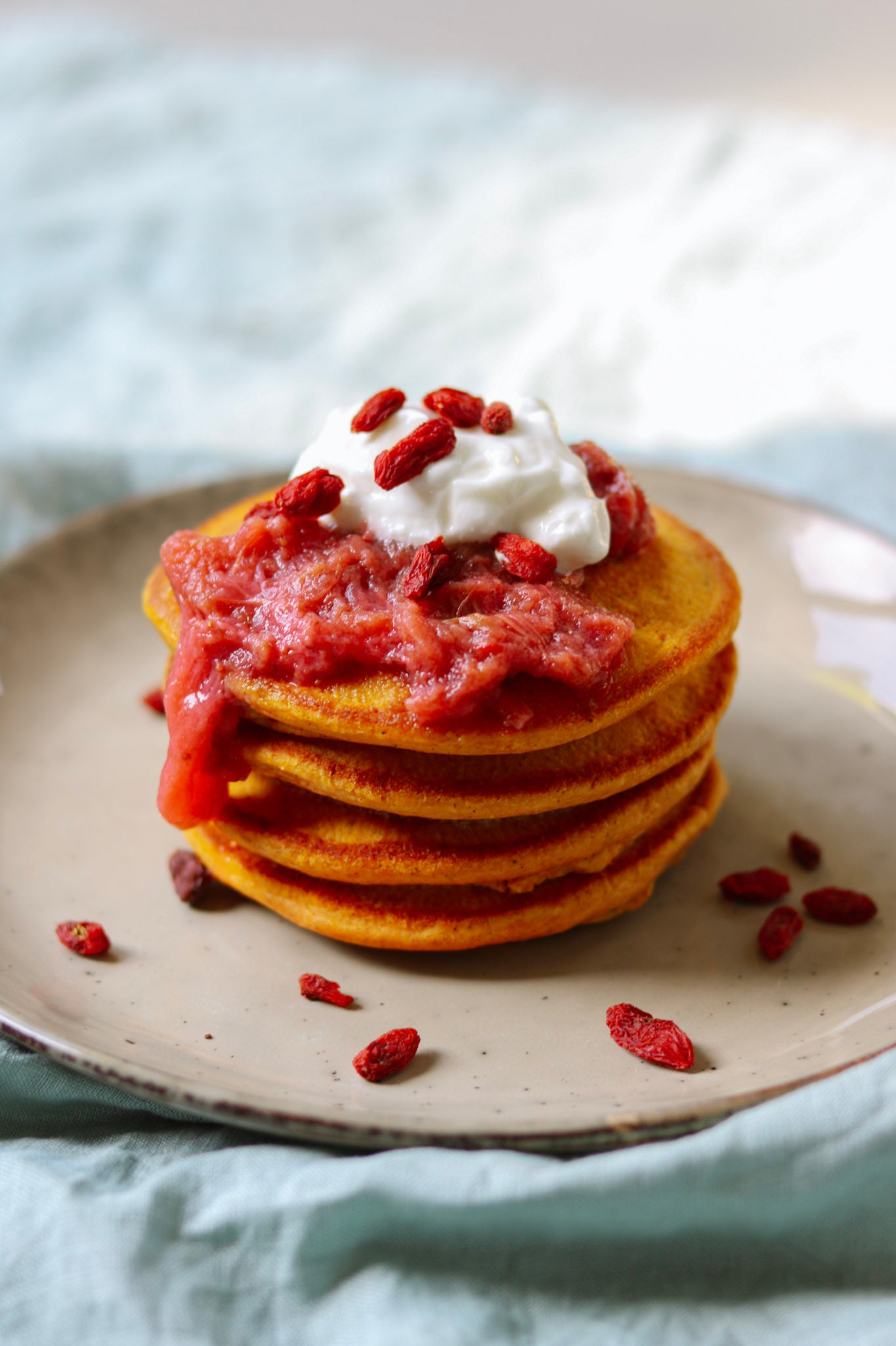 Pancakes wortel met aardbei & rabarber compote