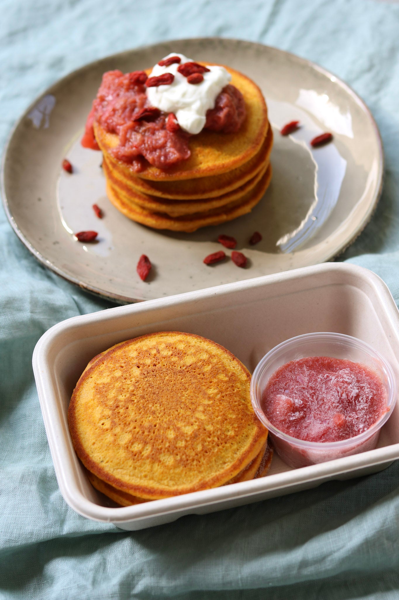 Pancakes wortel met aardbei & rabarber compote