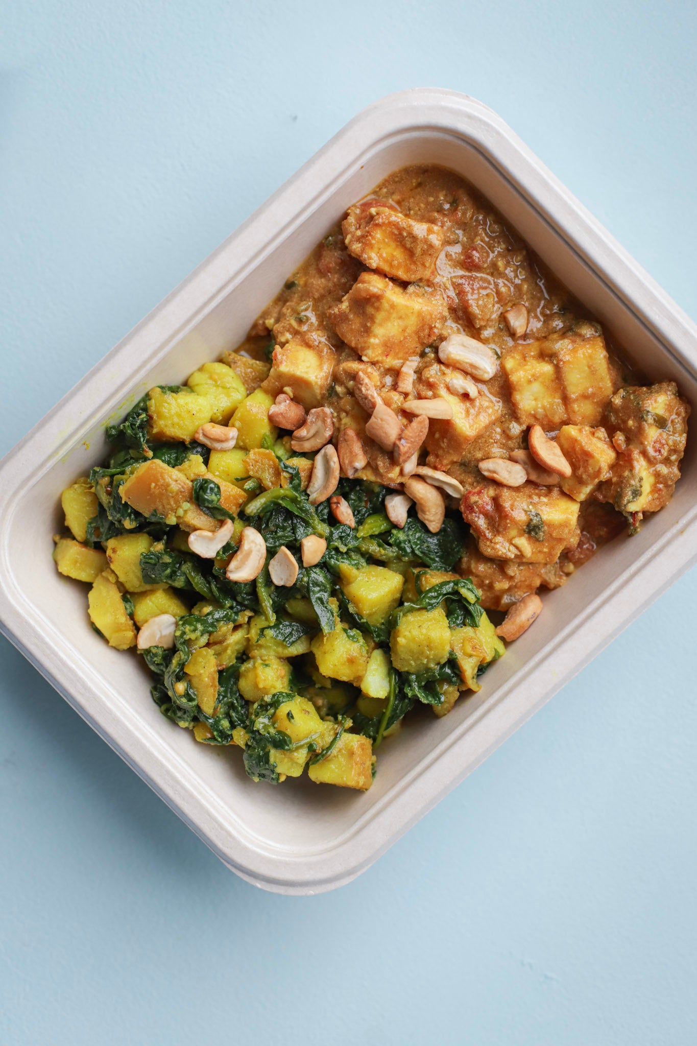 Indiaase saag paneer masala curry met geroosterde cashew noten gemaakt in de keuken van Oh My Guts