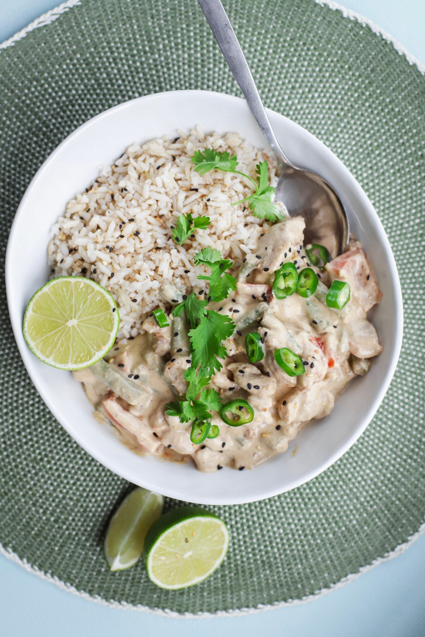 Thaise groene curry met volkoren rijst. Kies tussen kip of vegan. gemaakt in de keuken van Oh My Guts