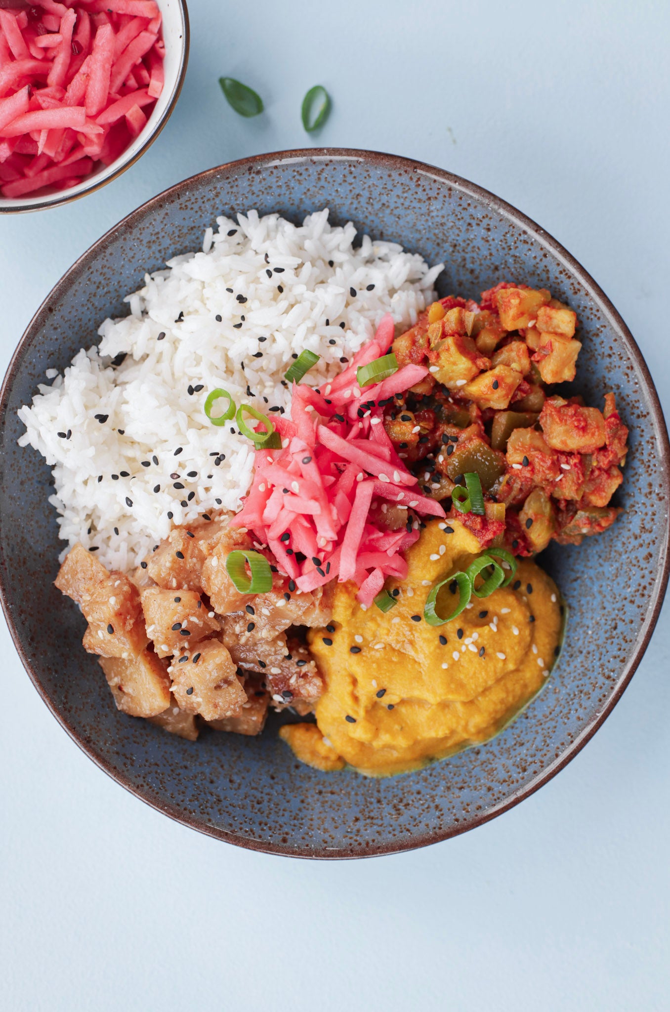 Gezonde Japanse curry bestellen met zoet zure radijs.