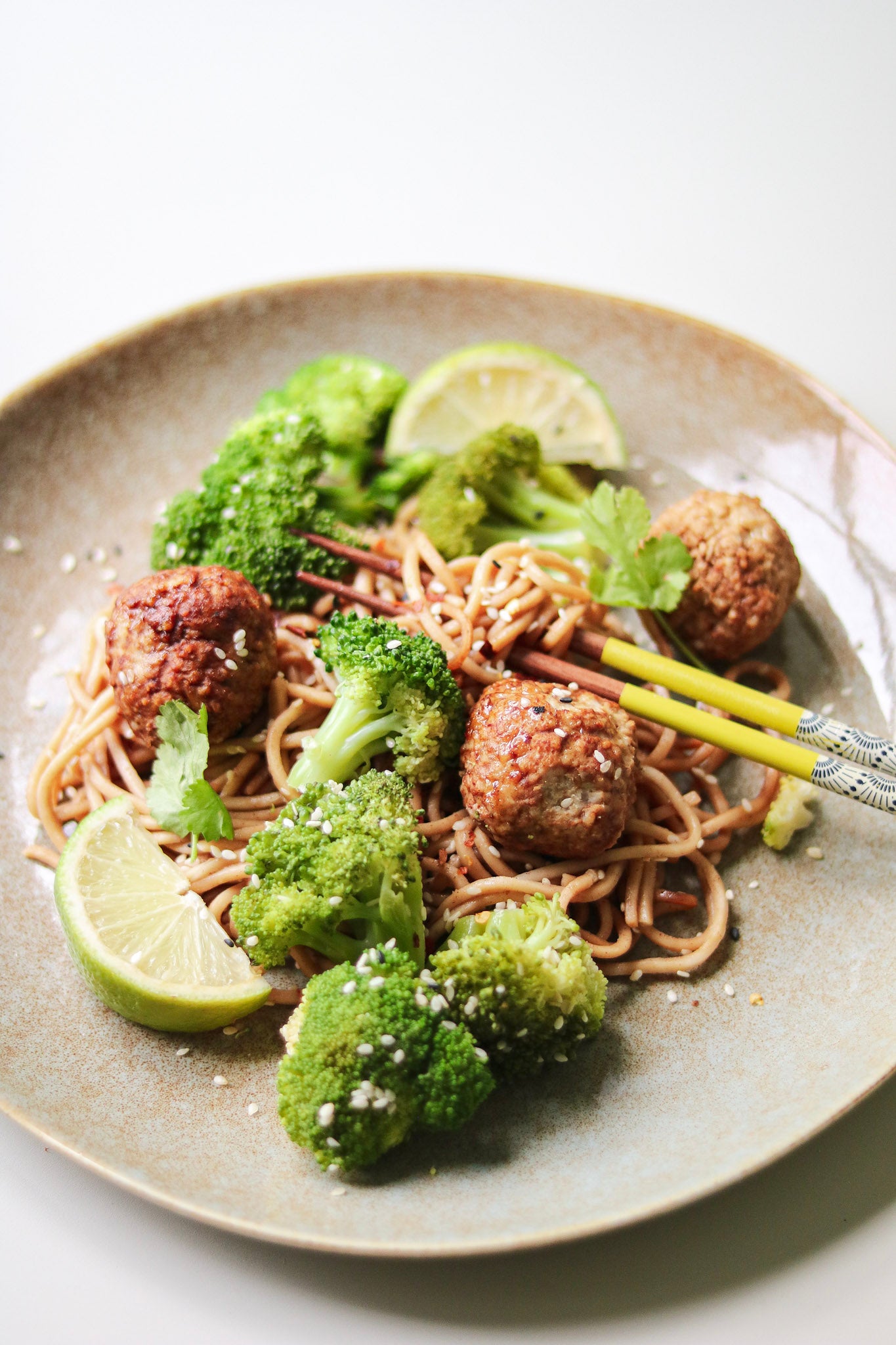 Kalkoenballetjes met broccoli en noedels