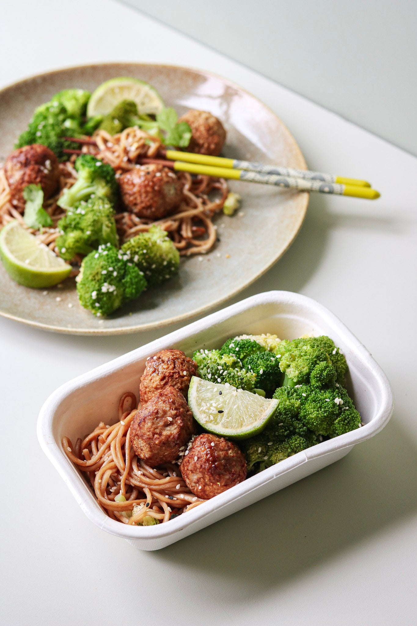 Kalkoenballetjes met broccoli en noedels