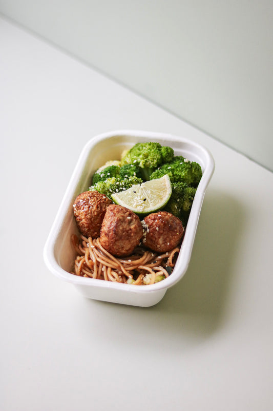 Vegaballetjes met broccoli en noedels