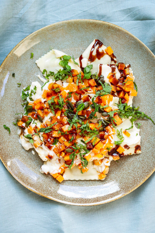 Ravioli met pompoen-saliesaus & balsamico dressing