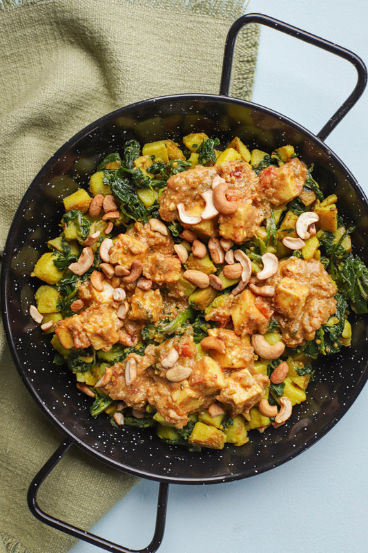 Indiaase saag paneer masala curry met geroosterde cashew noten gemaakt in de keuken van Oh My Guts